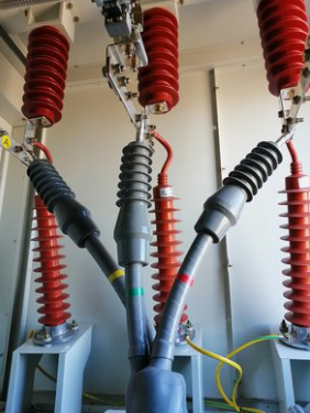 Tecnología de instalación rápida de campo para accesorios de cables prefabricados y sistema de protección anti-extracción/bioerosión