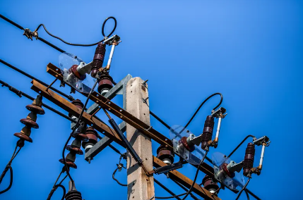Guía completa de aisladores de líneas de transmisión: desde estructura y materiales hasta prevención de fallas
