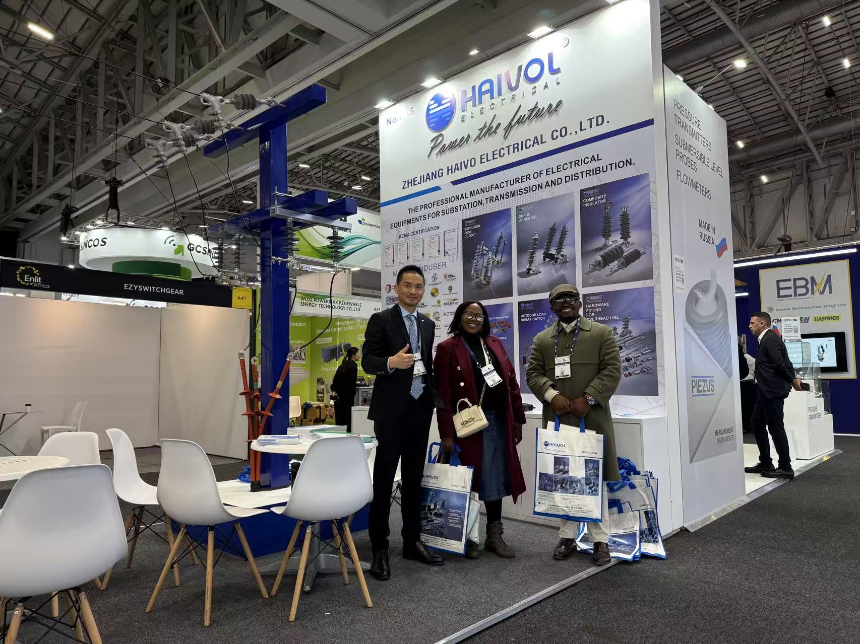 HaiVo Electrical brilla en Enlit Africa 2025 con soluciones de distribución aérea de 33kV que atraen la atención del mercado 