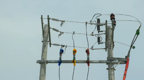 Problemas comunes con los aisladores de energía: descargas eléctricas de contaminación, identificación de envejecimiento y pautas de mantenimiento