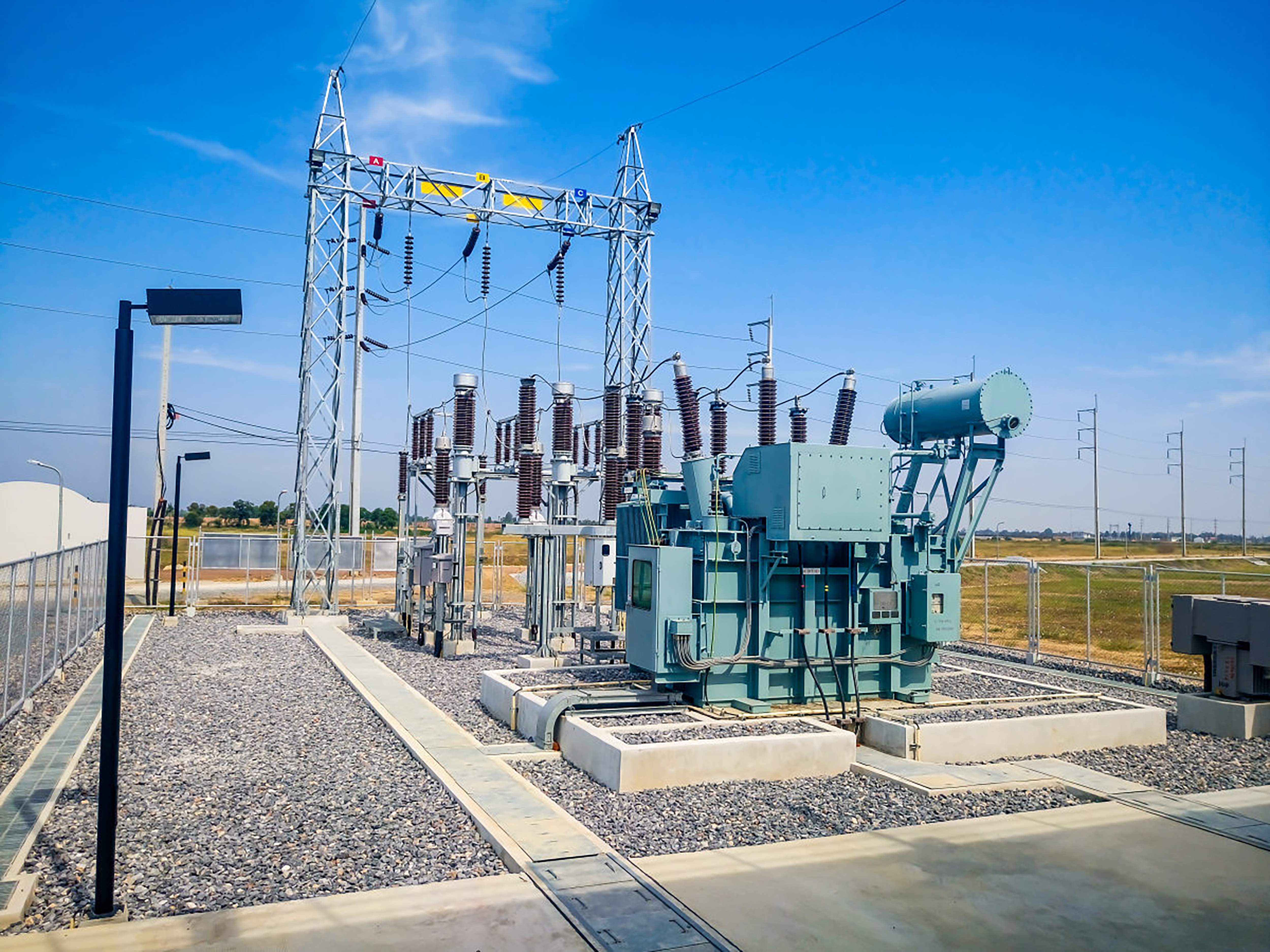  Aisladores vs. Raqueteros: revelando sus roles distintos en la protección de la red eléctrica