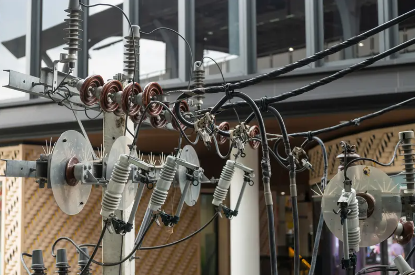 Cómo los fusibles desconectadores aíslan fallas en milisegundos para proteger su equipo crítico